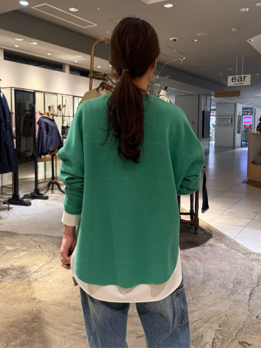 ホワイト系のシャツ/ブラウス、ブラック系のショルダーバッグ、ブルー系のその他パンツを着用したレディースの春コーディネートの3枚目の写真