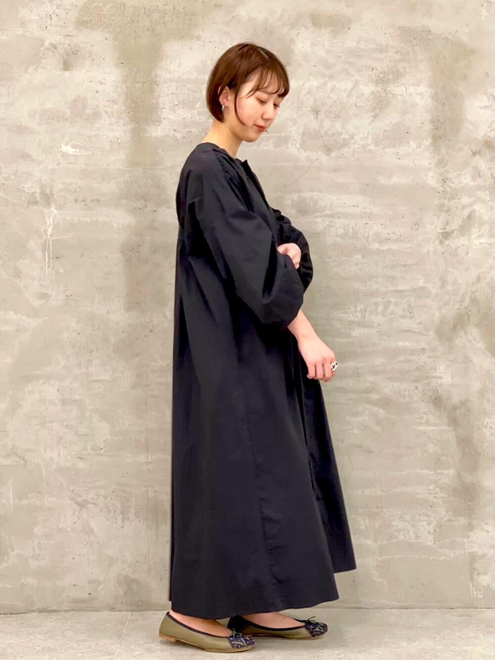 グレー系のワンピースを着用したレディースの春コーディネートの2枚目の写真