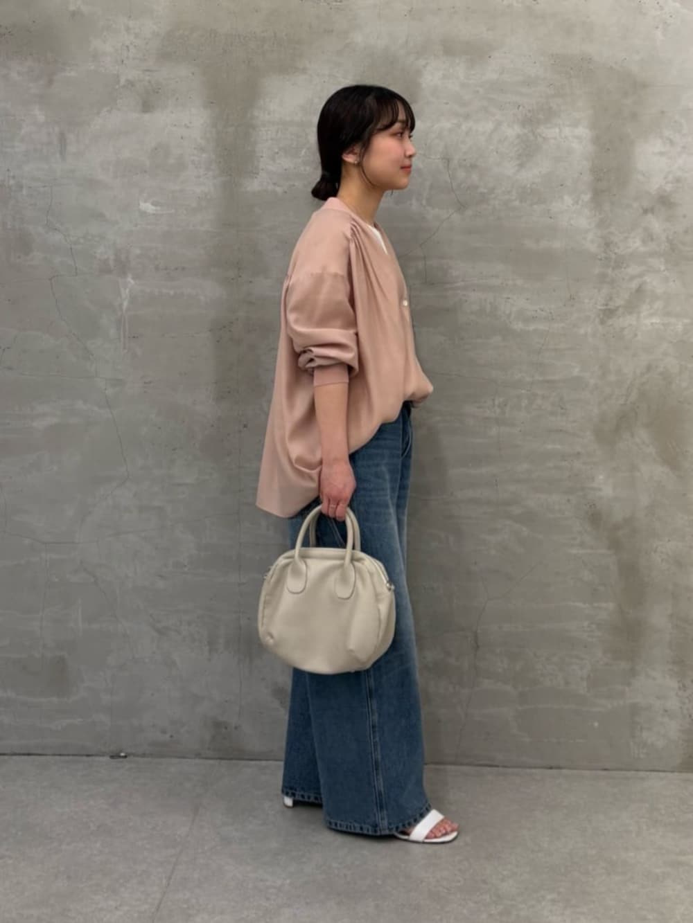 グレー系のボストンバッグ、ブルー系のその他パンツ、ピンク系のシャツ/ブラウスを着用したレディースの冬コーディネートの4枚目の写真