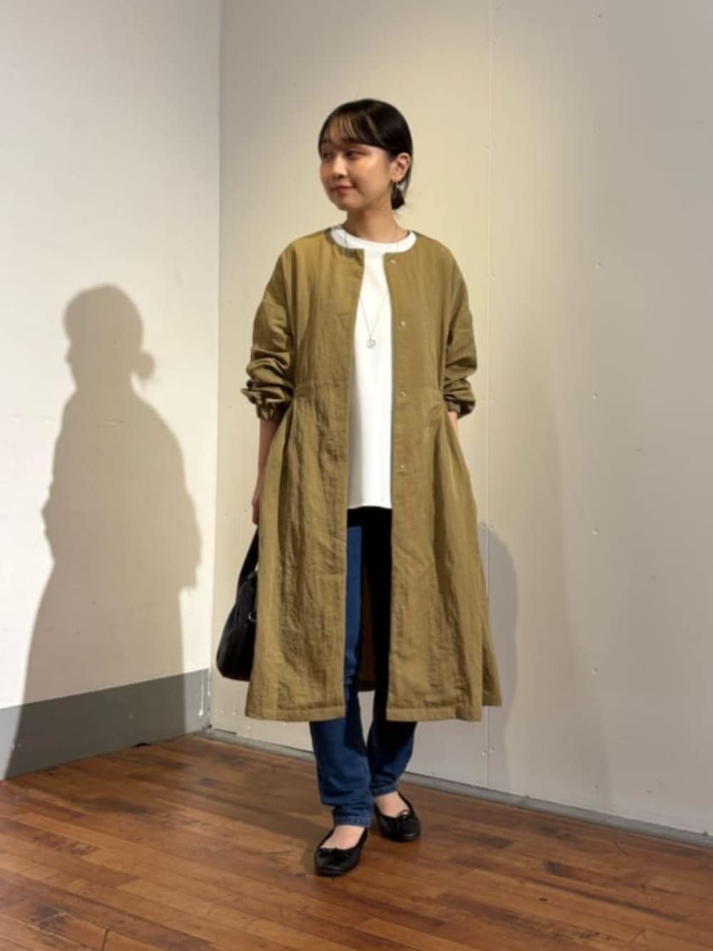 ブルー系のデニムパンツ、イエロー系のその他アウターを着用したレディースの夏コーディネートの2枚目の写真