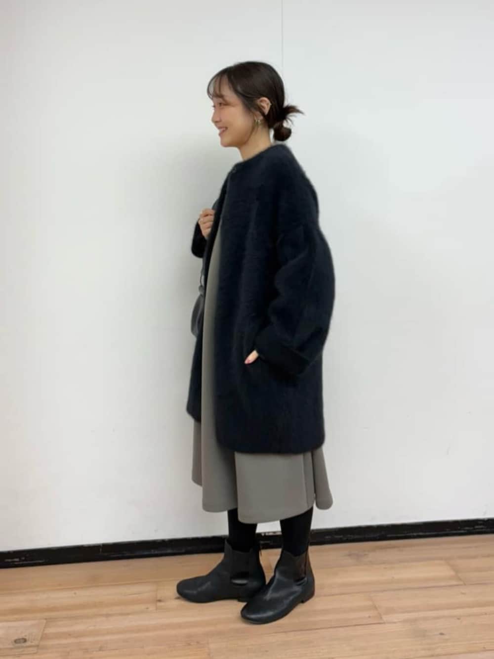 ブラック系のその他アウター、ブラウン系のワンピース、ブラック系のショルダーバッグを着用したレディースの冬コーディネートの6枚目の写真