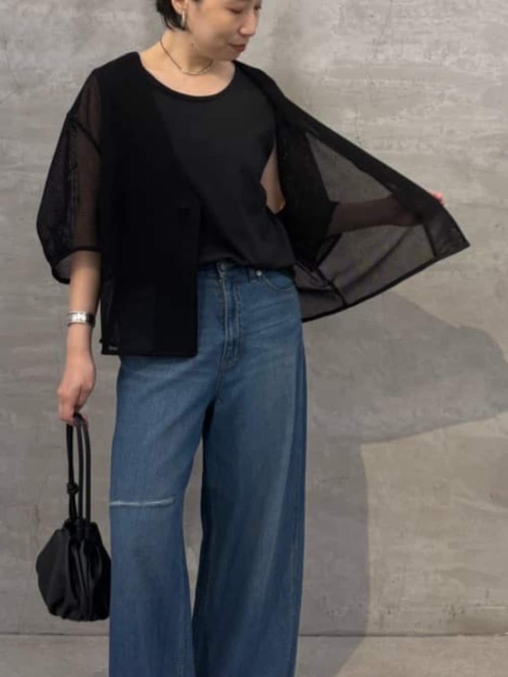 ブルー系のその他パンツ、ブラック系のシャツ/ブラウスを着用したレディースの春コーディネートの6枚目の写真