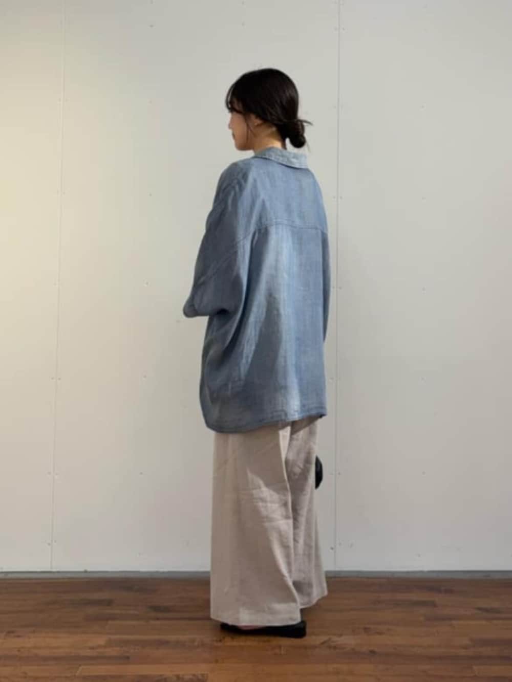 グレー系のその他パンツ、ブルー系のシャツ/ブラウスを着用したレディースの春コーディネートの5枚目の写真