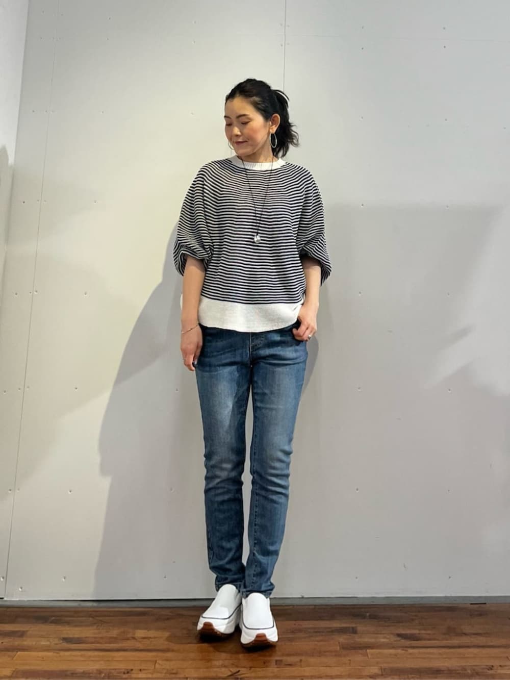 ブルー系のデニムパンツ、ブルー系のニット/セーターを着用したレディースの春コーディネートの6枚目の写真