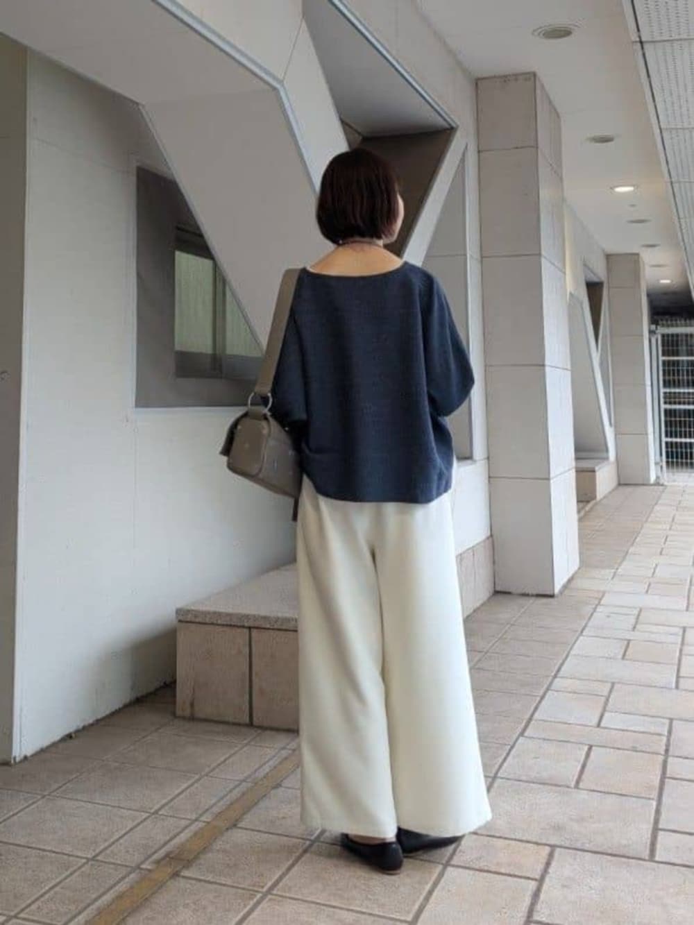 グレー系のショルダーバッグ、ホワイト系のその他パンツ、ブルー系のニット/セーターを着用したレディースの冬コーディネートの3枚目の写真