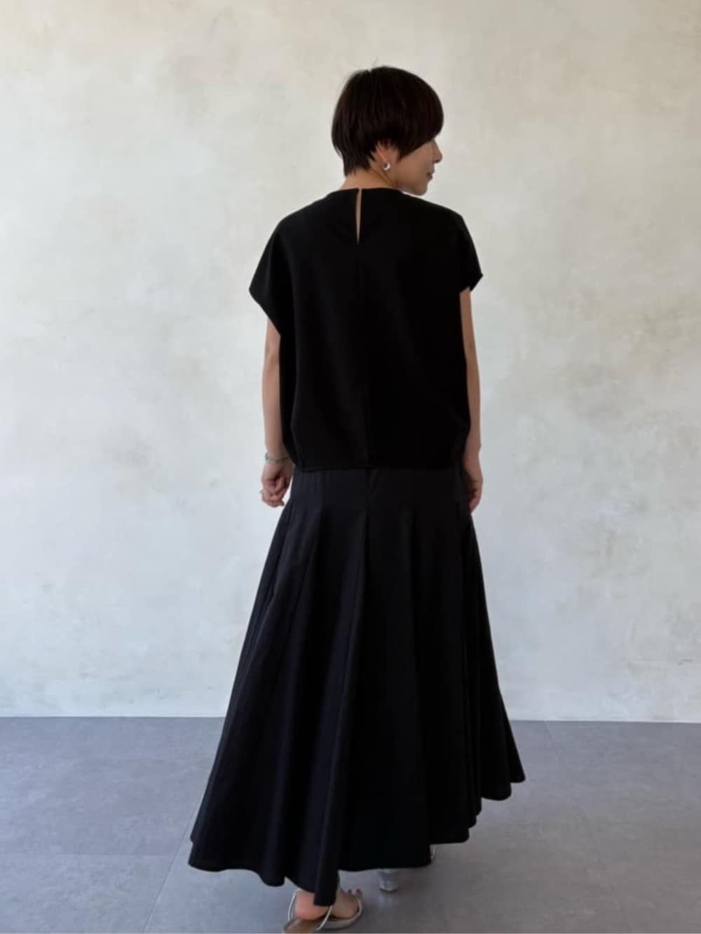 グレー系のハンドバッグ、ブラック系のシャツ/ブラウス、ブラック系のスカートを着用したレディースの春コーディネートの3枚目の写真