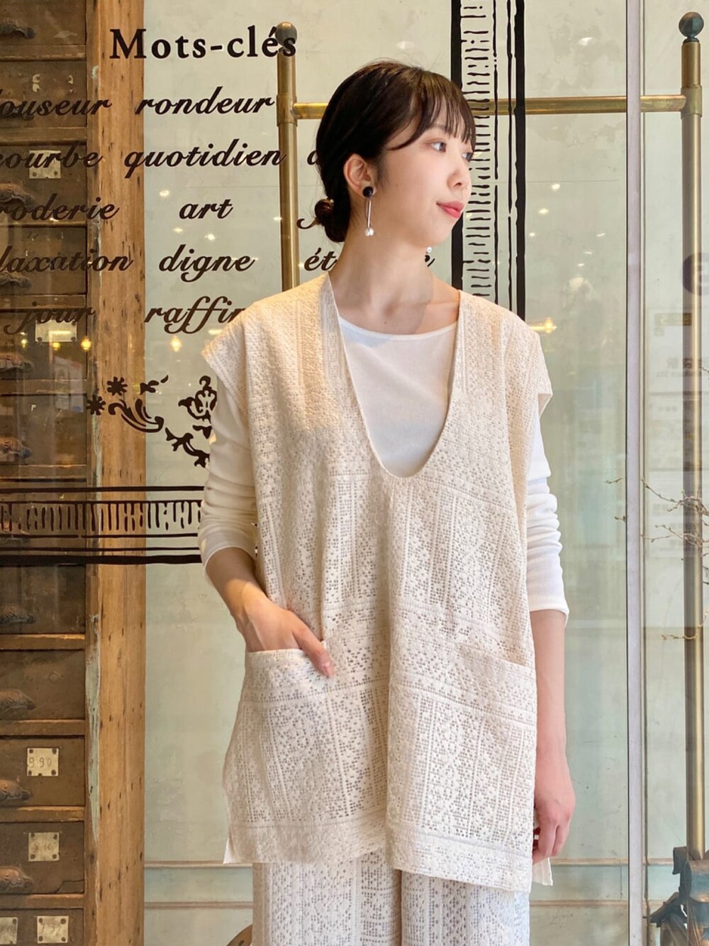 ホワイト系のシャツ/ブラウス、ホワイト系のTシャツ/カットソー、ホワイト系のその他パンツを着用したレディースの春コーディネートの4枚目の写真