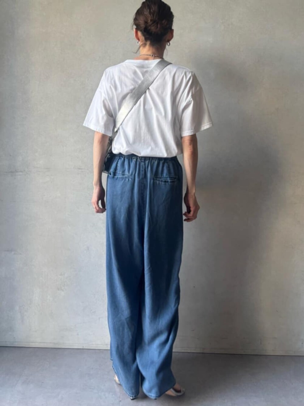 シルバー系のショルダーバッグ、ブルー系のその他パンツ、ホワイト系のTシャツ/カットソーを着用したレディースの春コーディネートの5枚目の写真