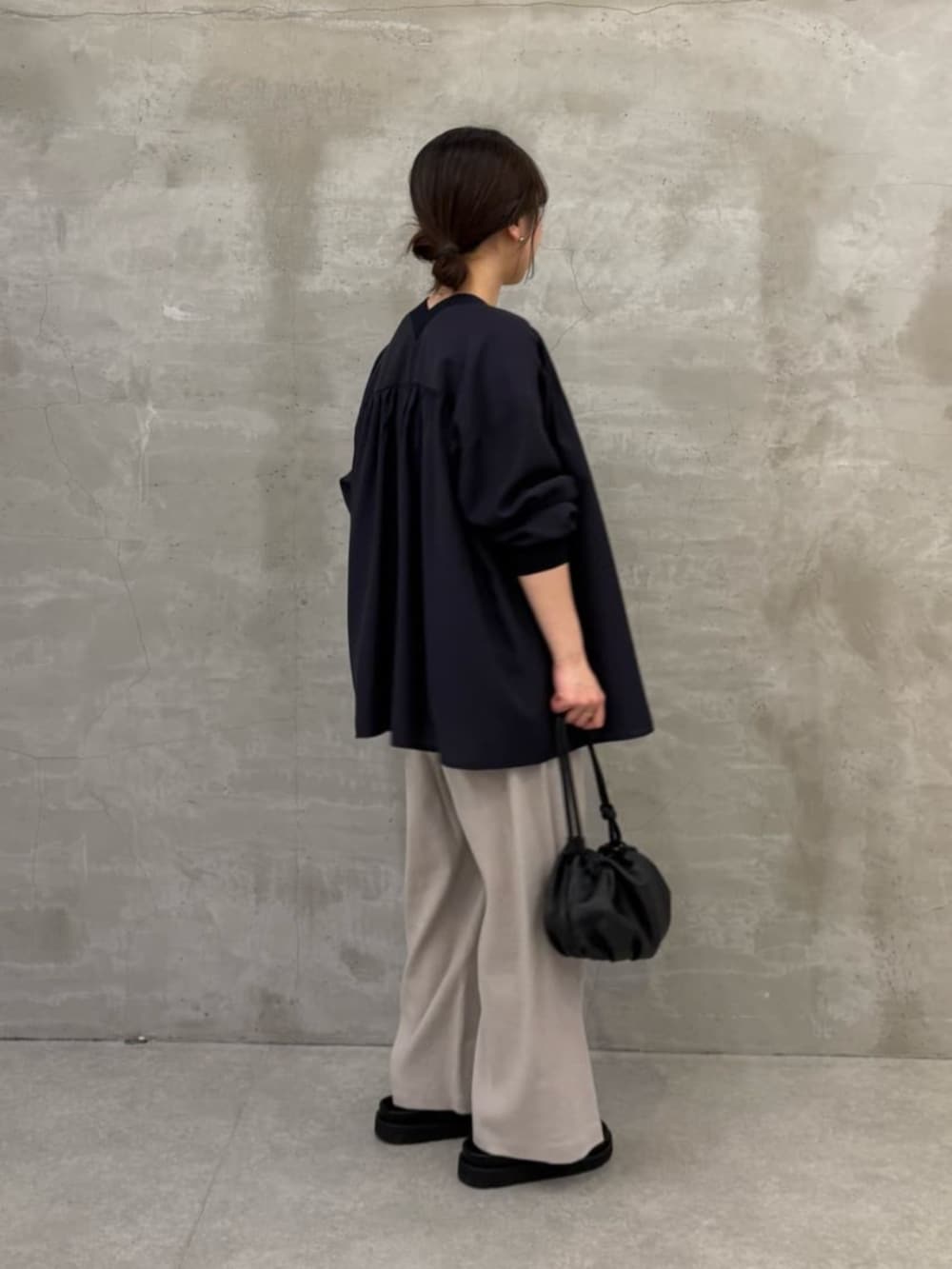 ホワイト系のタンクトップ、ブルー系のシャツ/ブラウス、シルバー系のリングを着用したレディースの冬コーディネートの4枚目の写真