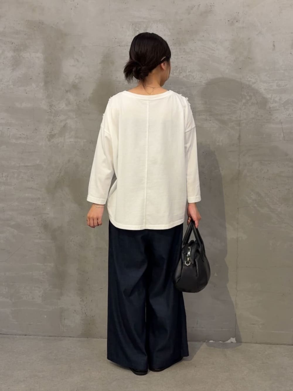 ブルー系のその他パンツ、ホワイト系のTシャツ/カットソーを着用したレディースの夏コーディネートの4枚目の写真