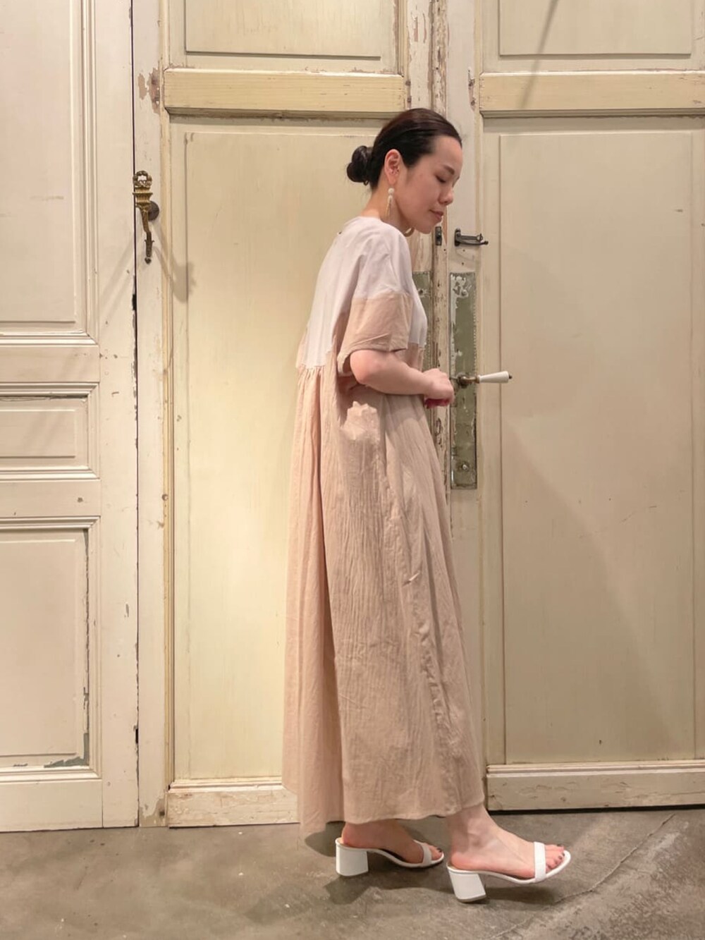 グリーン系のワンピース、ホワイト系のピアス（両耳用）を着用したレディースの夏コーディネートの3枚目の写真