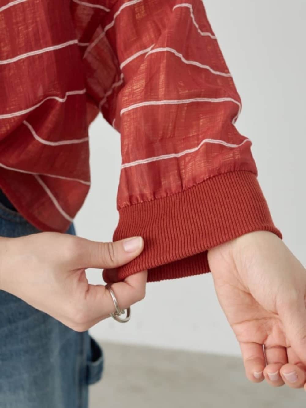 ブルー系のその他パンツ、レッド系のシャツ/ブラウスを着用したレディースの春コーディネートの8枚目の写真