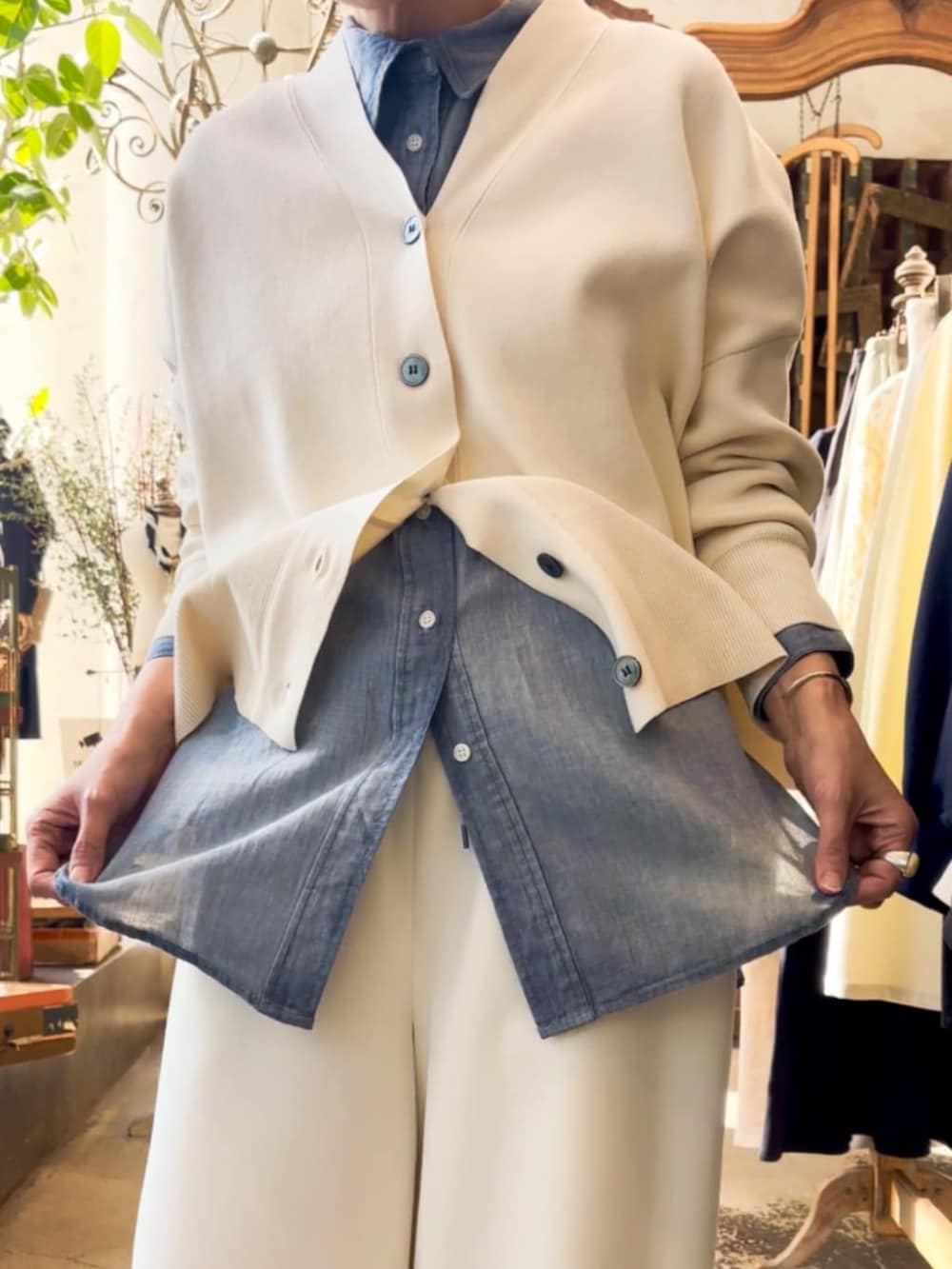 ブルー系のシャツ/ブラウス、ホワイト系のその他パンツを着用したレディースの春コーディネートの7枚目の写真