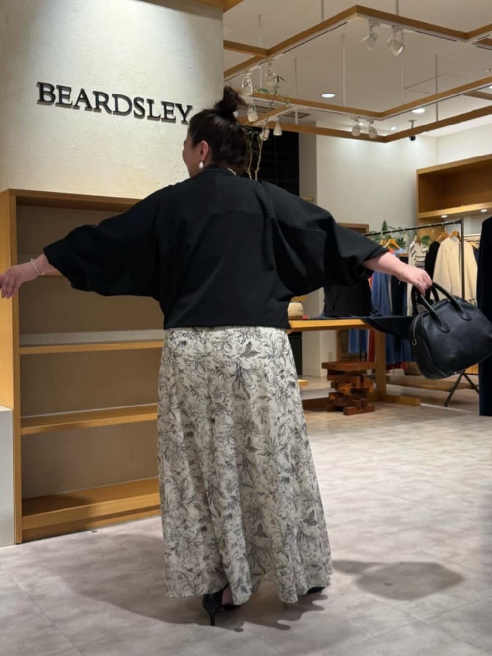 ブラック系のシャツ/ブラウス、ベージュ系のその他パンツを着用したレディースの冬コーディネートの4枚目の写真