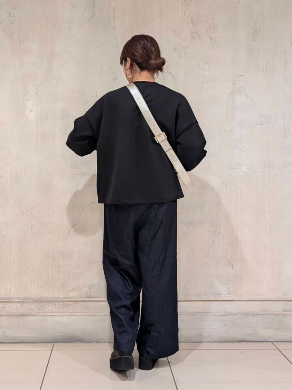 ブルー系のその他パンツ、ブラック系のブーツ、ブラック系のTシャツ/カットソーを着用したレディースの冬コーディネートの5枚目の写真