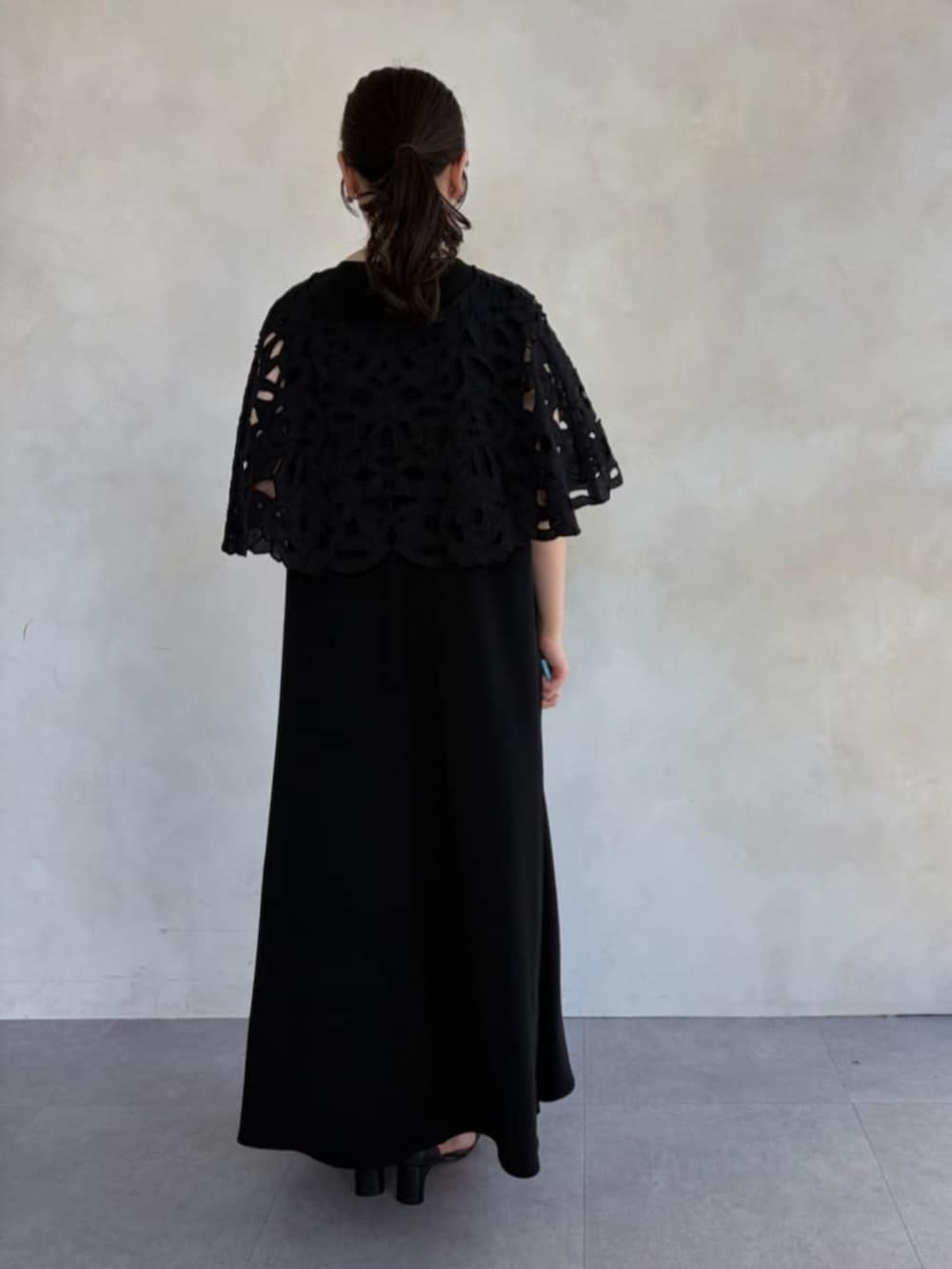 グレー系のハンドバッグ、ブラック系のワンピース、ブラック系のシャツ/ブラウスを着用したレディースの春コーディネートの4枚目の写真