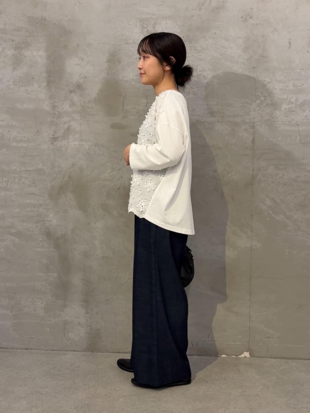 ブルー系のその他パンツ、ホワイト系のTシャツ/カットソーを着用したレディースの夏コーディネートの3枚目の写真