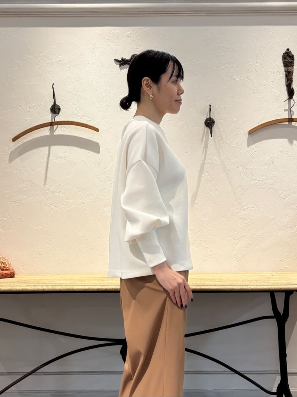 イエロー系のその他パンツ、ブラック系のトートバッグ、ホワイト系のTシャツ/カットソーを着用したレディースの冬コーディネートの7枚目の写真