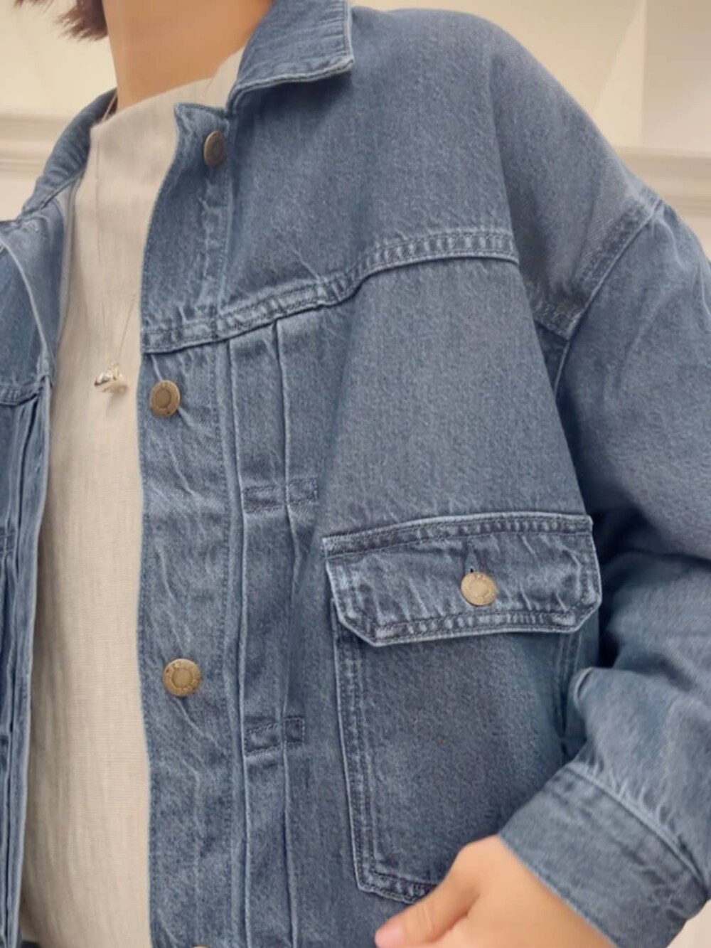 ブルー系のブルゾン、グレー系のニット/セーター、ブラック系のその他パンツを着用したレディースの冬コーディネートの6枚目の写真