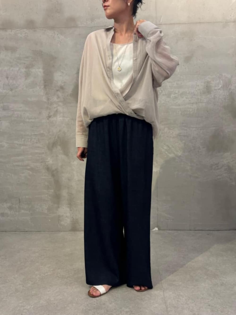 ブルー系のその他パンツ、グレー系のシャツ/ブラウスを着用したレディースの春コーディネートの2枚目の写真