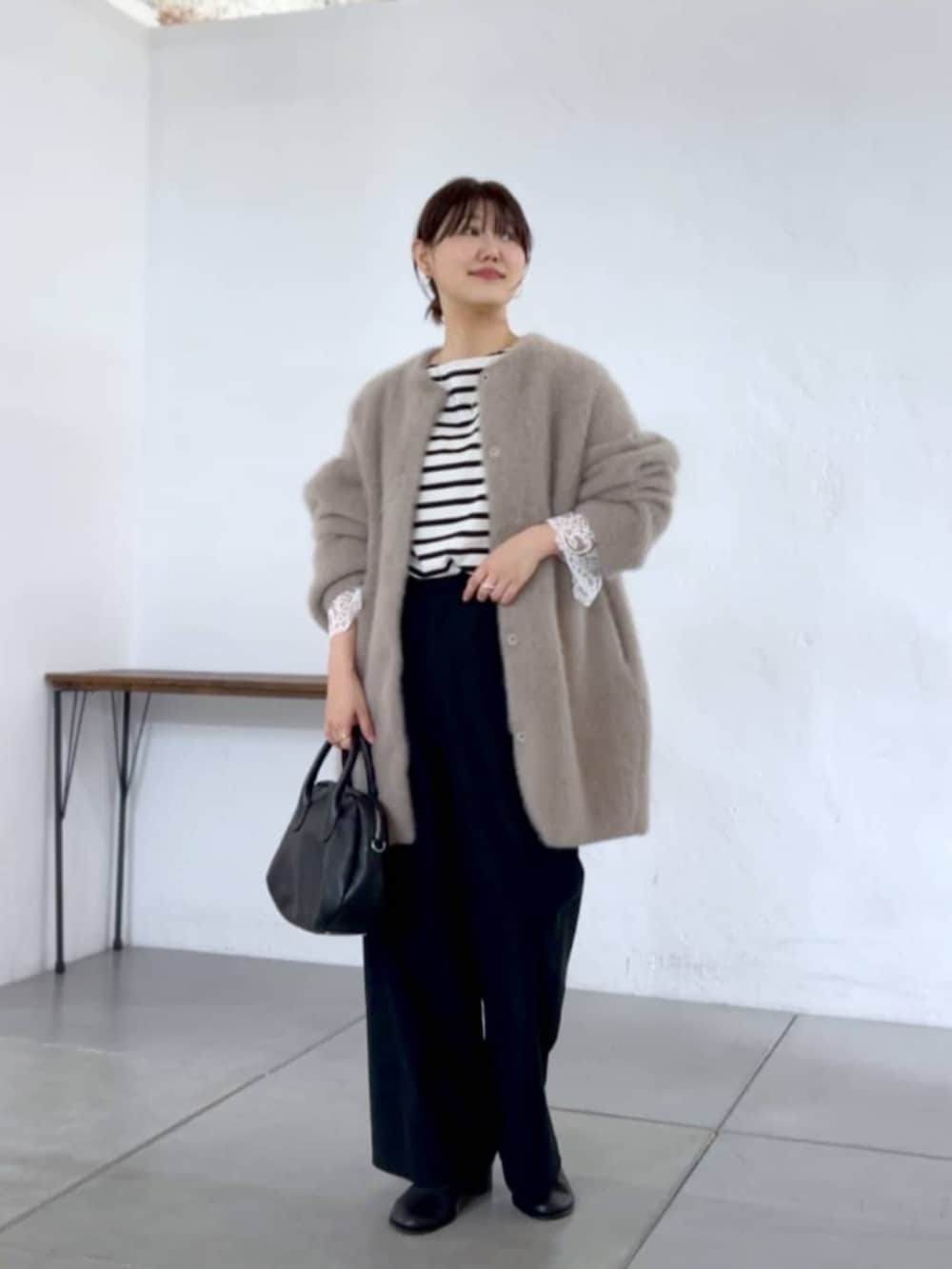 ブラウン系のその他アウター、ブラック系のトートバッグ、ホワイト系のTシャツ/カットソーを着用したレディースの夏コーディネートの7枚目の写真