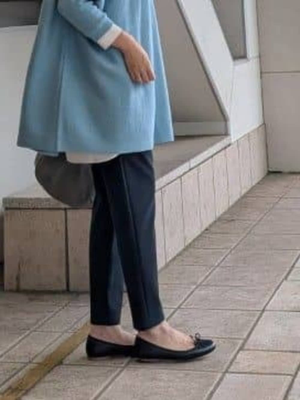 ブラック系のその他パンツ、グレー系のトートバッグ、グリーン系のニット/セーターを着用したレディースの秋コーディネートの4枚目の写真