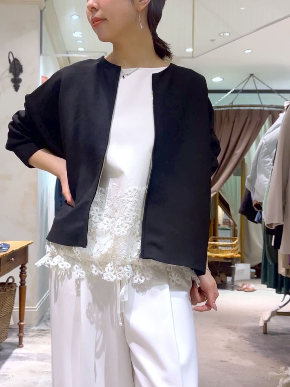 ブラック系のカーディガン/ボレロ、ホワイト系のその他パンツ、ホワイト系のTシャツ/カットソーを着用したレディースの冬コーディネートの4枚目の写真