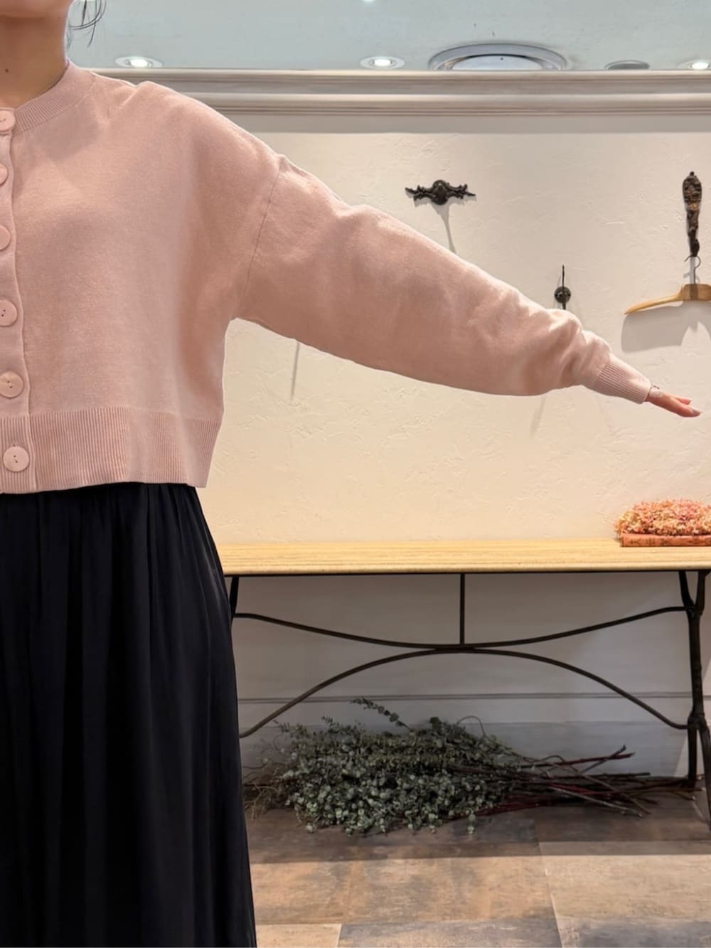 ブラック系のボストンバッグ、ブラック系のその他パンツ、ピンク系のカーディガン/ボレロを着用したレディースの冬コーディネートの5枚目の写真