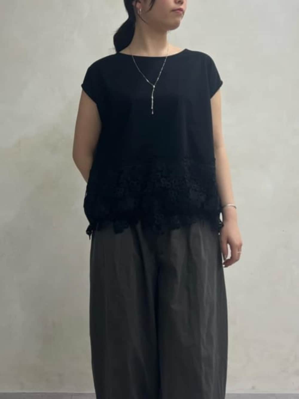 ブラック系のボストンバッグ、グレー系のその他パンツ、ブラック系のTシャツ/カットソーを着用したレディースの冬コーディネートの7枚目の写真