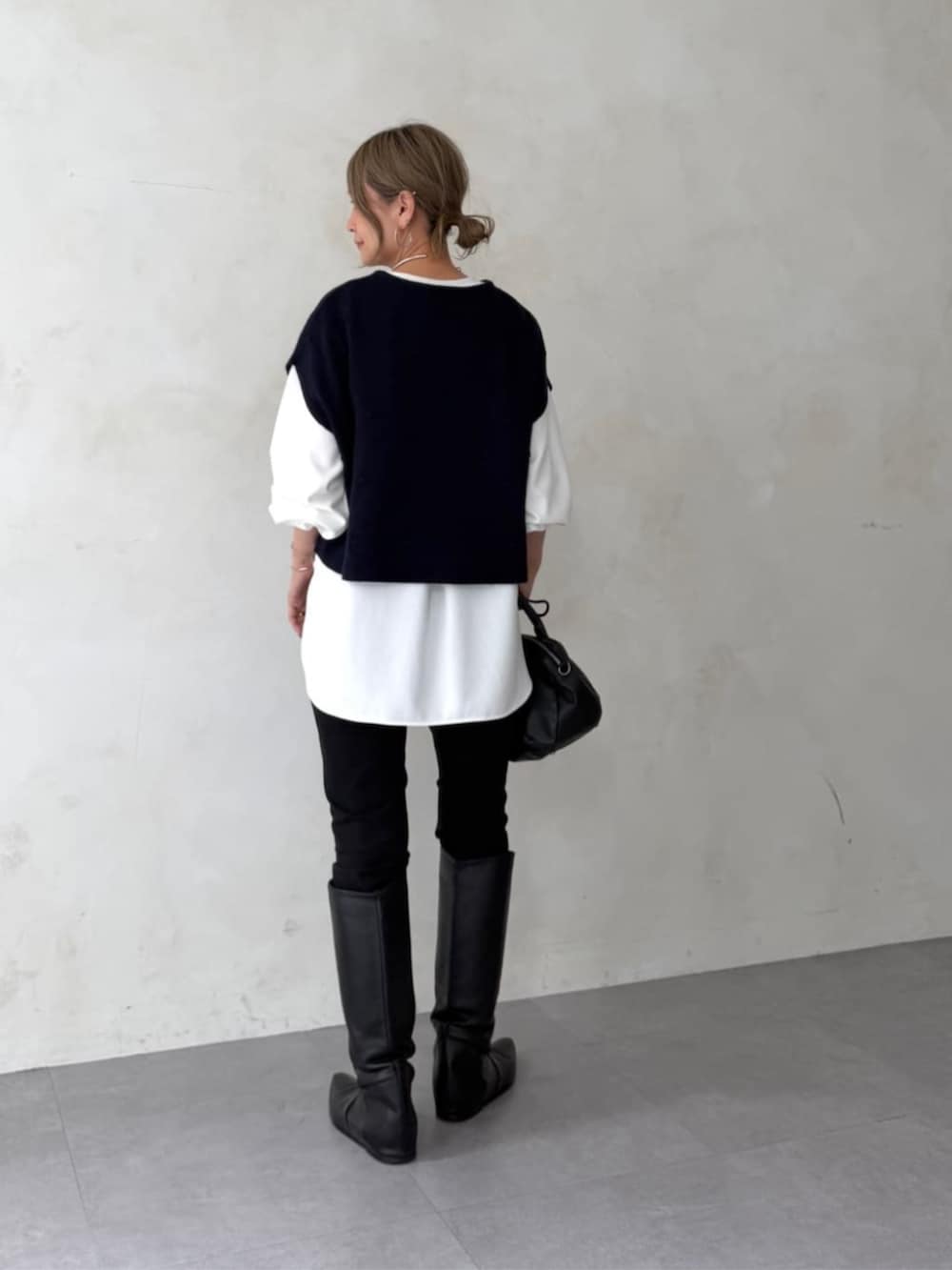 ブラック系のその他パンツ、ホワイト系のシャツ/ブラウス、ブルー系のベストを着用したレディースの秋コーディネートの4枚目の写真