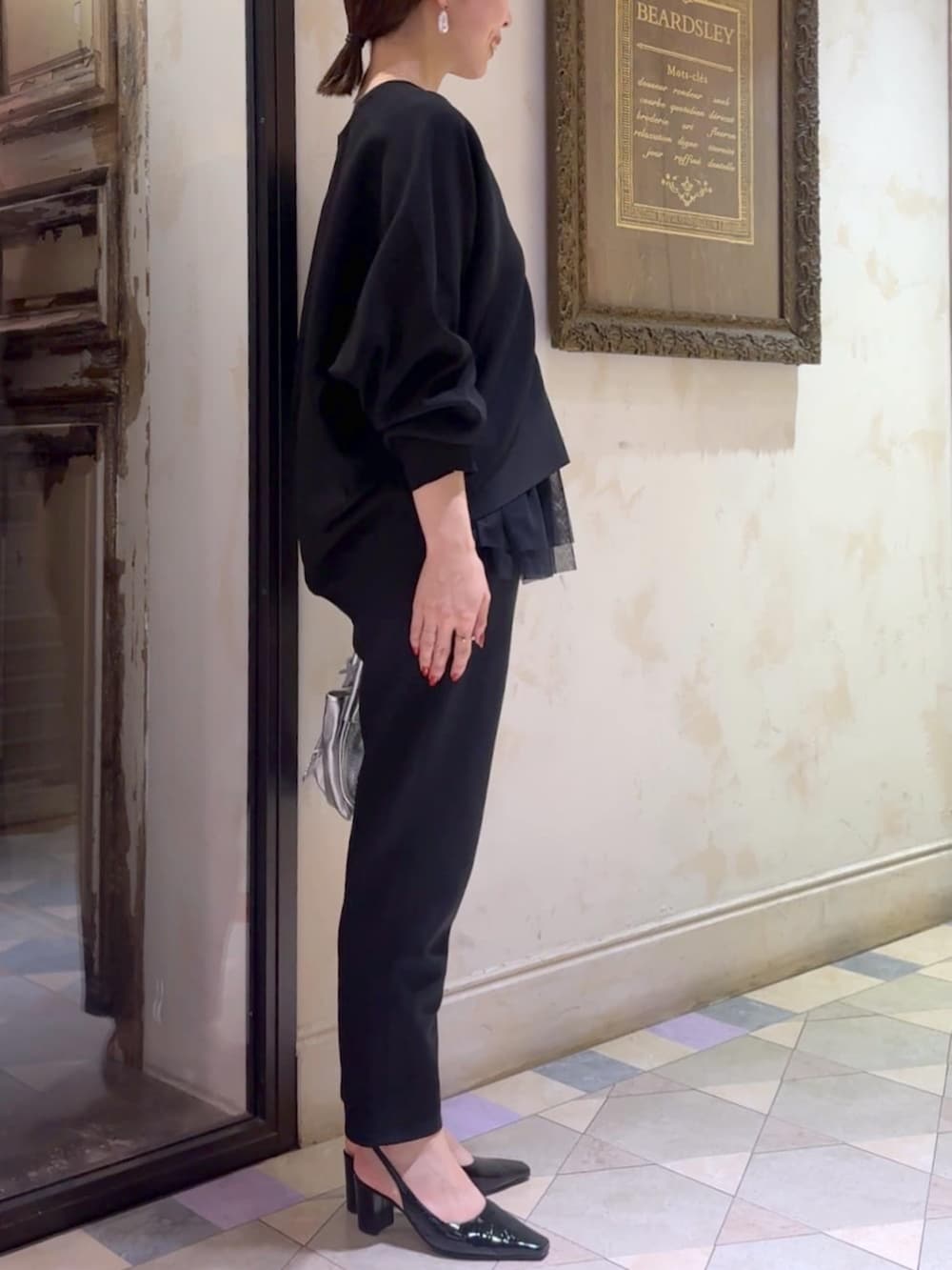 ブラック系のカーディガン/ボレロ、ブラック系のその他パンツ、シルバー系のトートバッグを着用したレディースの冬コーディネートの4枚目の写真