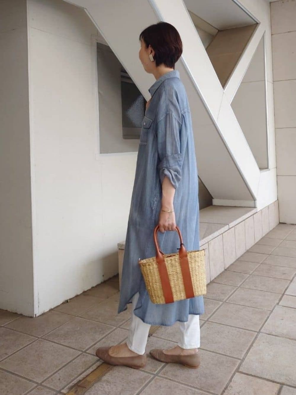 ブルー系のワンピースを着用したレディースの冬コーディネートの2枚目の写真