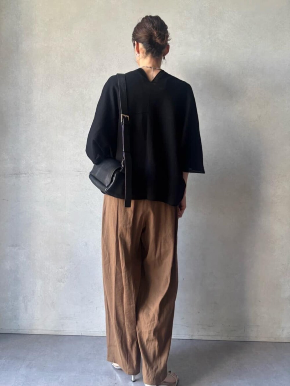 ブラウン系のその他パンツ、ブラック系のカーディガン/ボレロを着用したレディースの春コーディネートの3枚目の写真