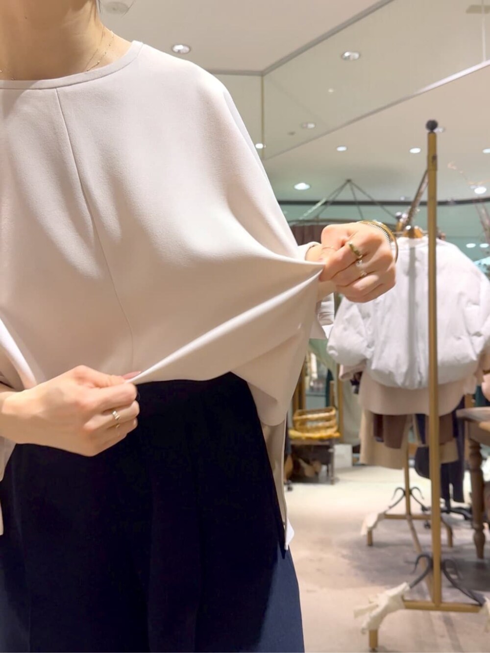 ブルー系のその他パンツ、ホワイト系のシャツ/ブラウスを着用したレディースの冬コーディネートの6枚目の写真