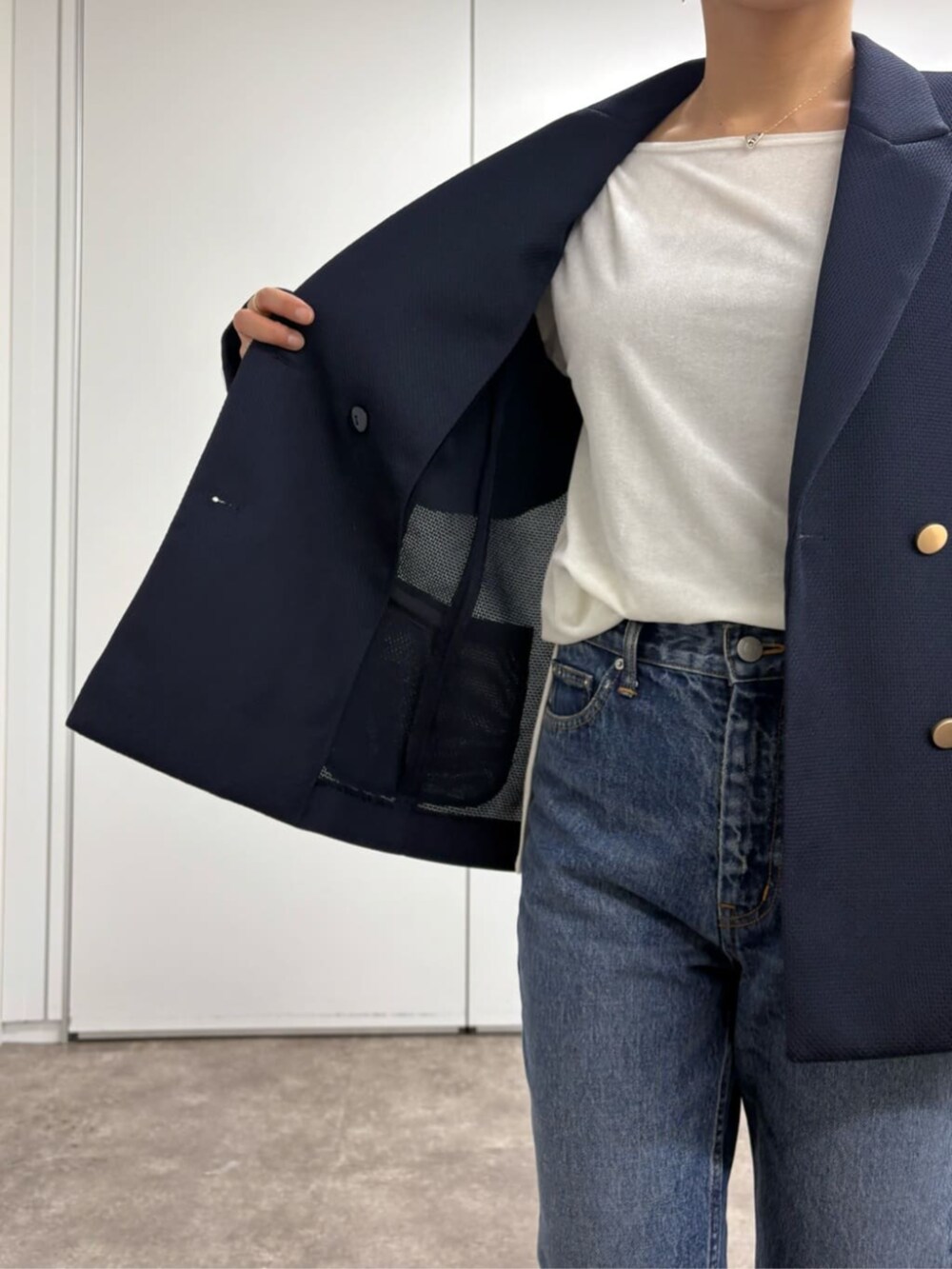 ブルー系のテーラードジャケット、ホワイト系のTシャツ/カットソーを着用したレディースの冬コーディネートの9枚目の写真