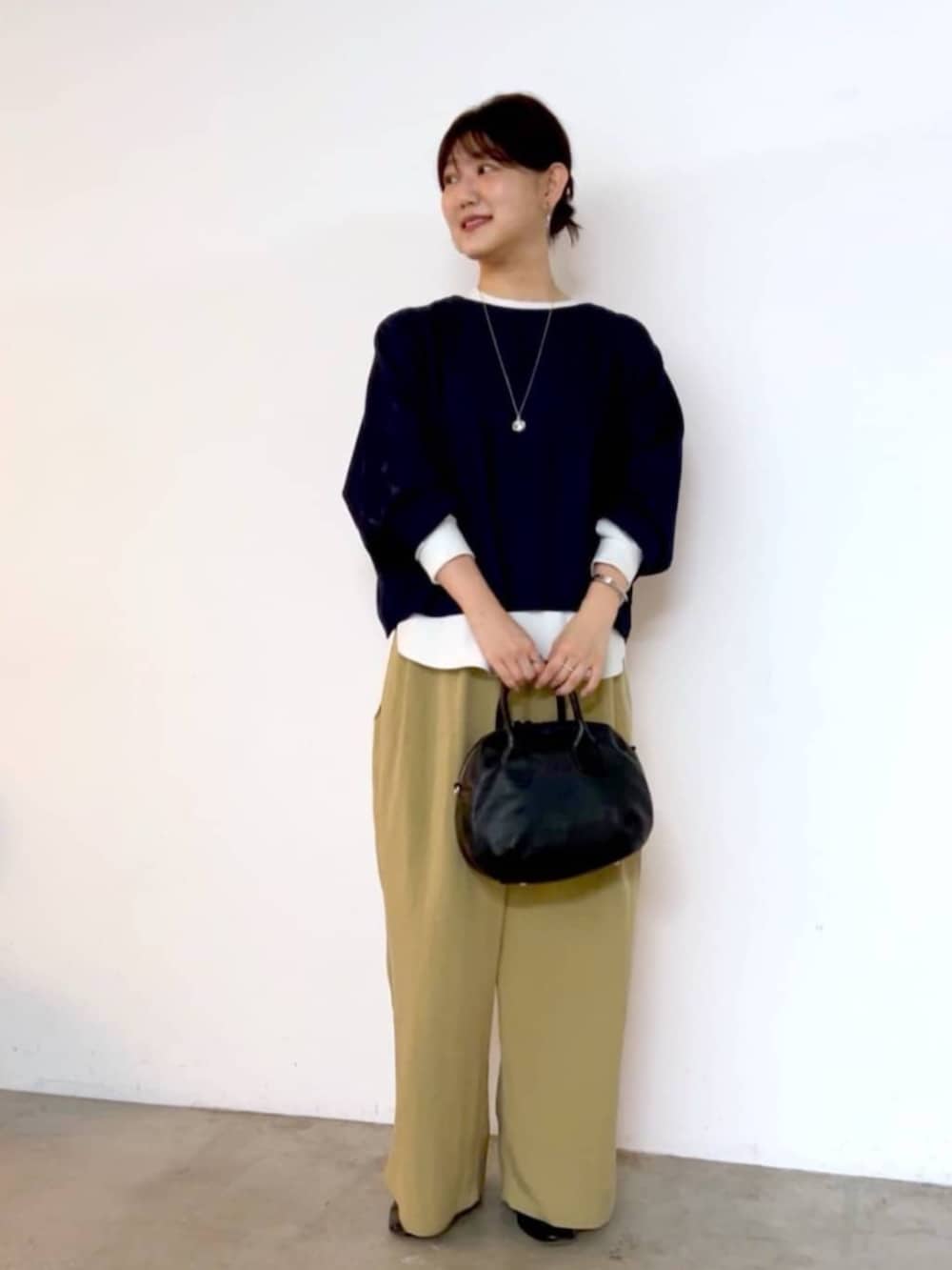ブラック系のショルダーバッグ、ホワイト系のシャツ/ブラウス、ブルー系のシャツ/ブラウスを着用したレディースの夏コーディネートの5枚目の写真