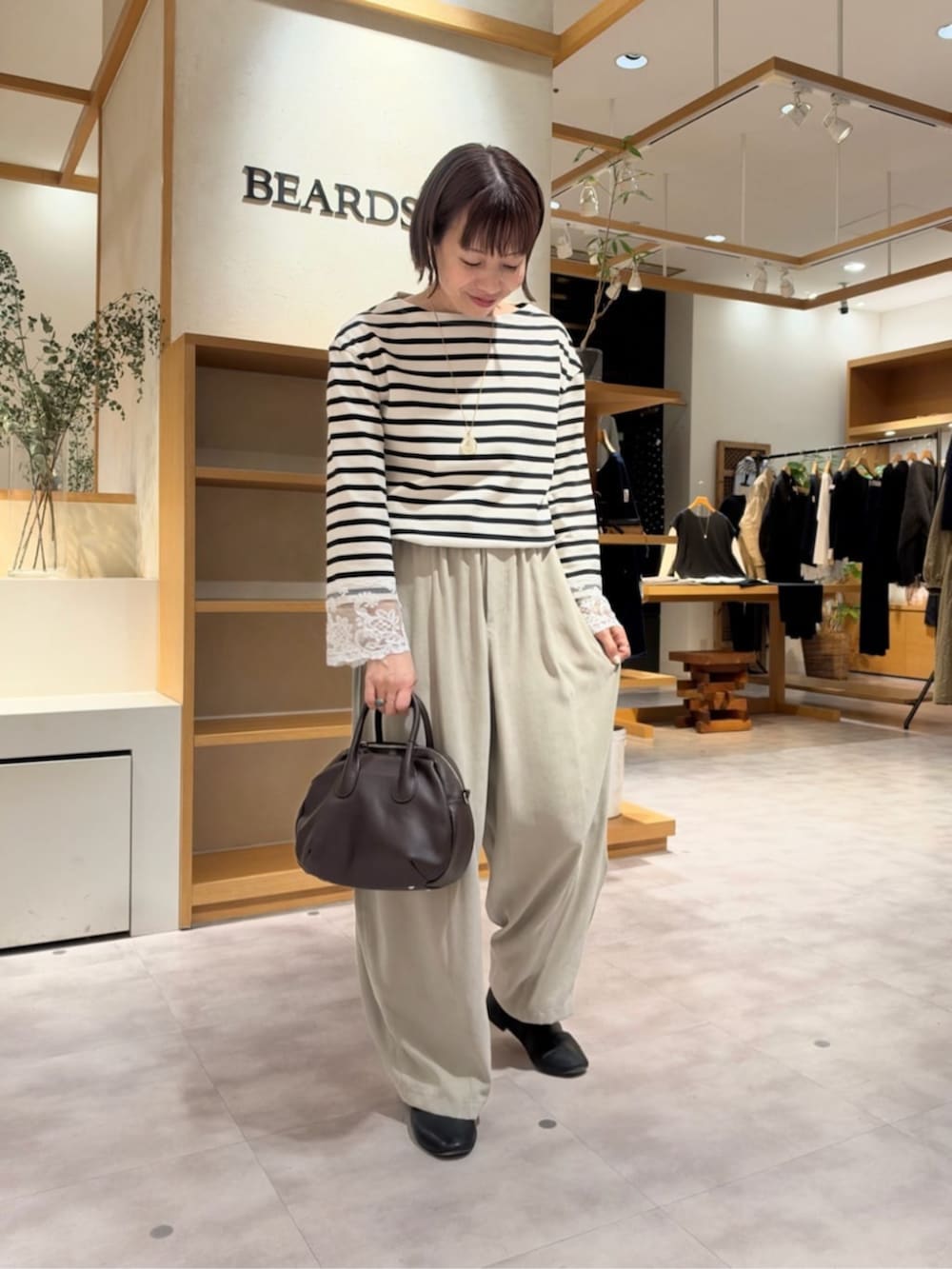 グレー系のその他パンツ、オレンジ系のその他アウターを着用したレディースの秋コーディネートの7枚目の写真