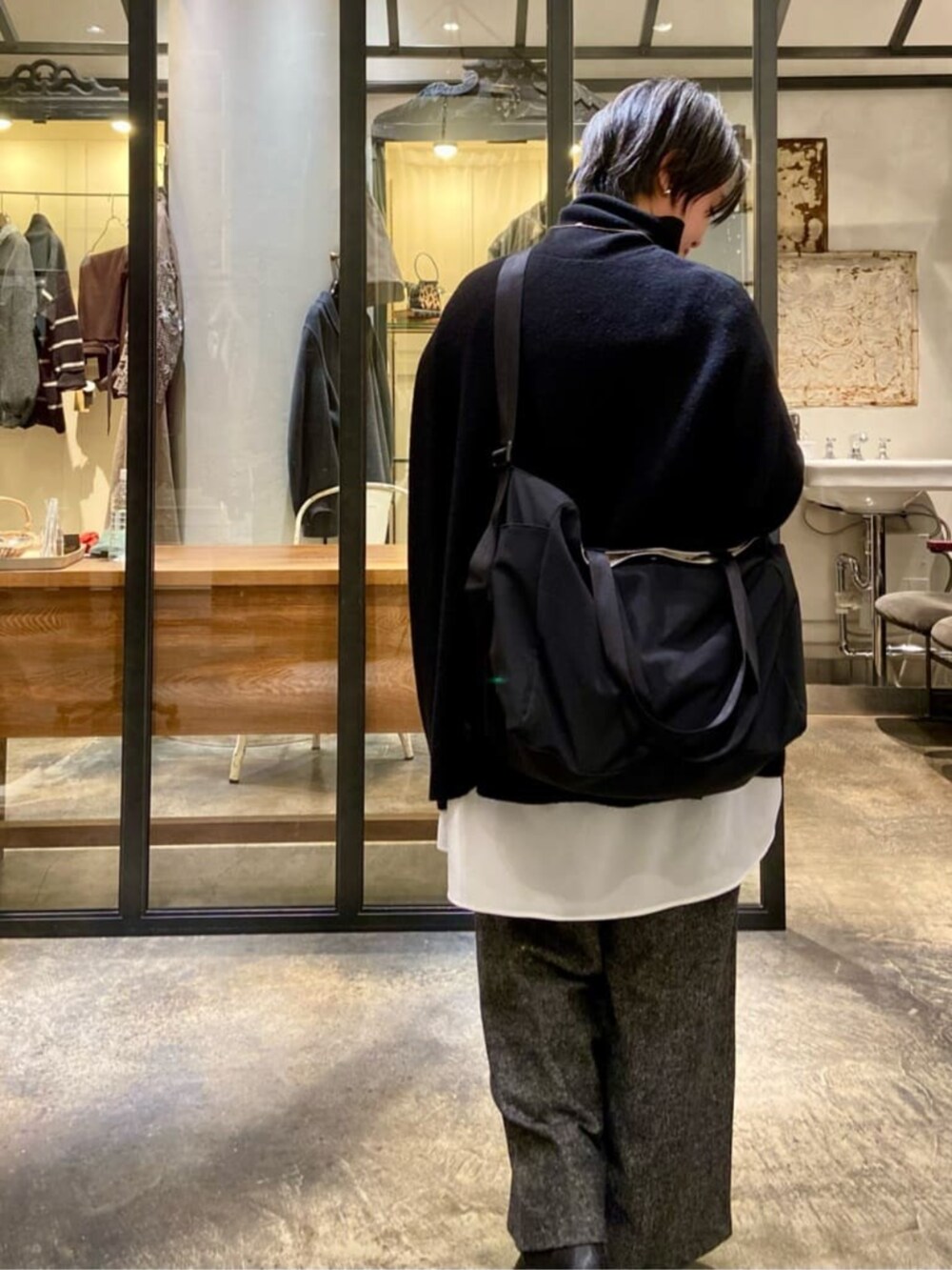 ブラック系のニット/セーター、ブラック系のその他パンツ、ブラック系のトートバッグを着用したレディースの冬コーディネートの2枚目の写真