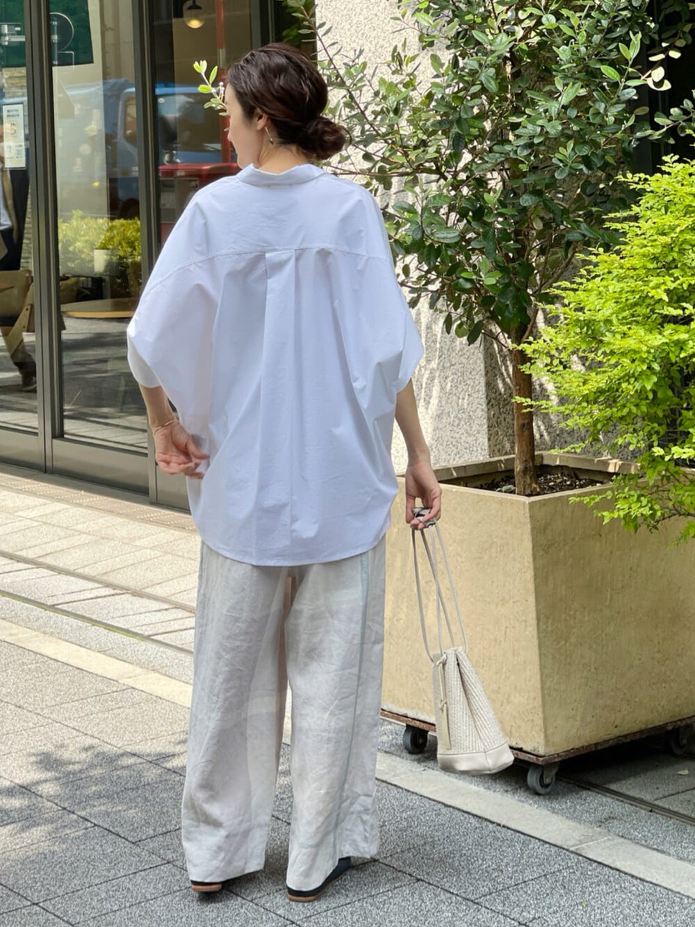 グレー系のその他パンツ、ベージュ系のトートバッグ、ブルー系のその他シューズを着用したレディースの春コーディネートの3枚目の写真