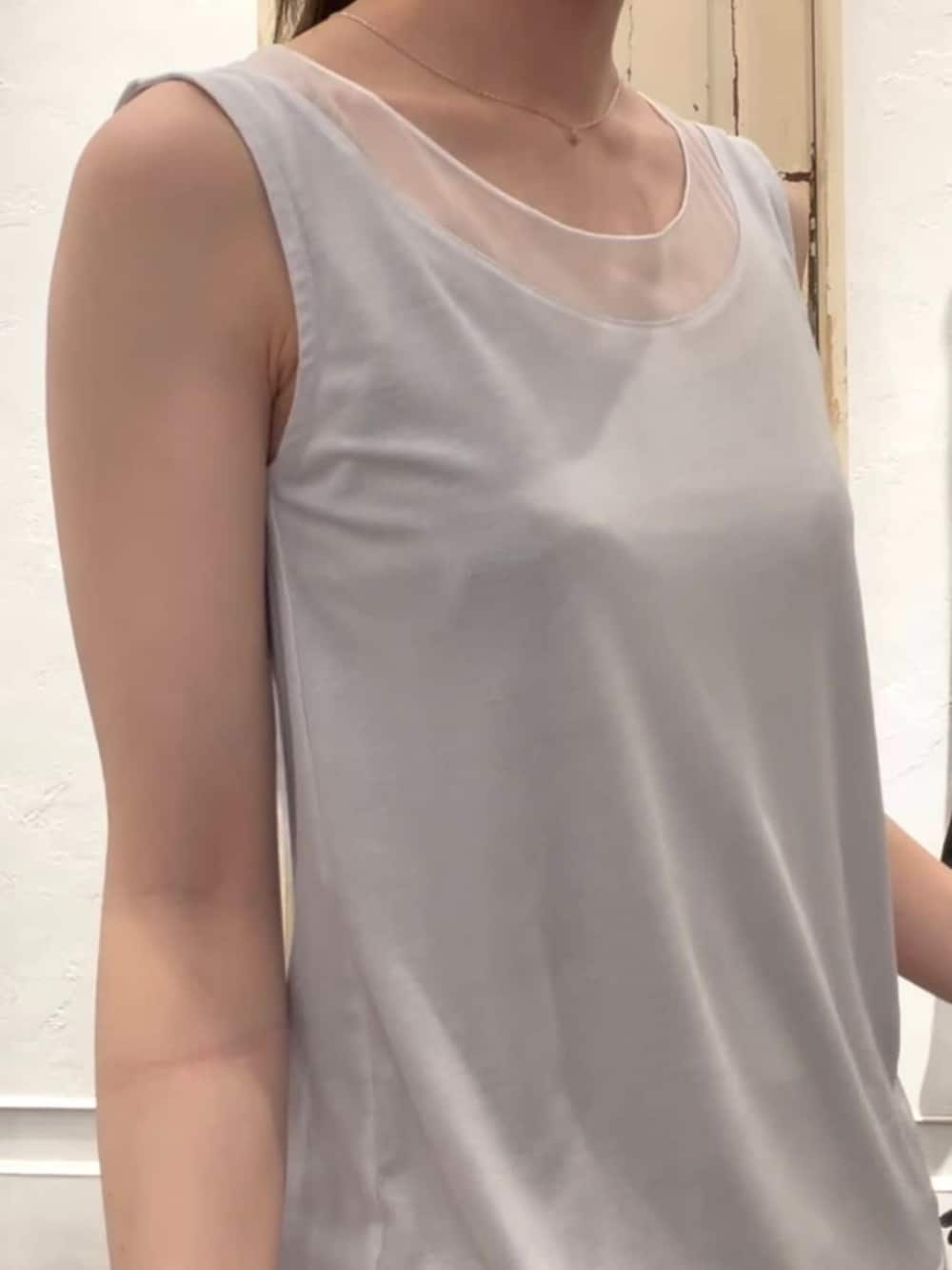 ブルー系のシャツ/ブラウス、ブラック系のその他パンツ、グレー系のキャミソールを着用したレディースの春コーディネートの8枚目の写真