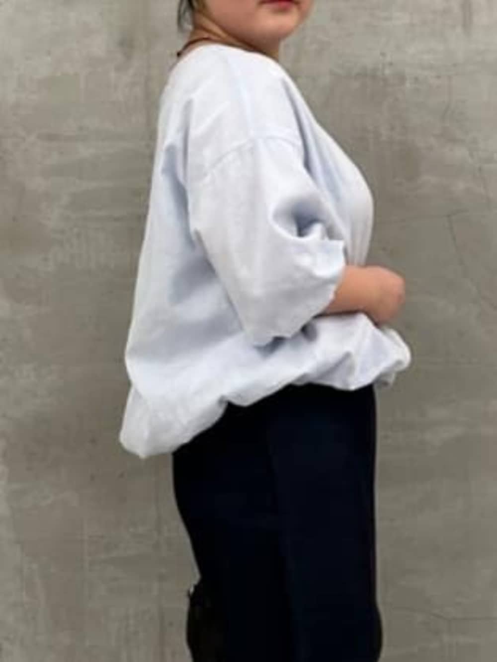 ブルー系のその他パンツ、ブルー系のシャツ/ブラウス、ブラック系のサンダルを着用したレディースの冬コーディネートの6枚目の写真