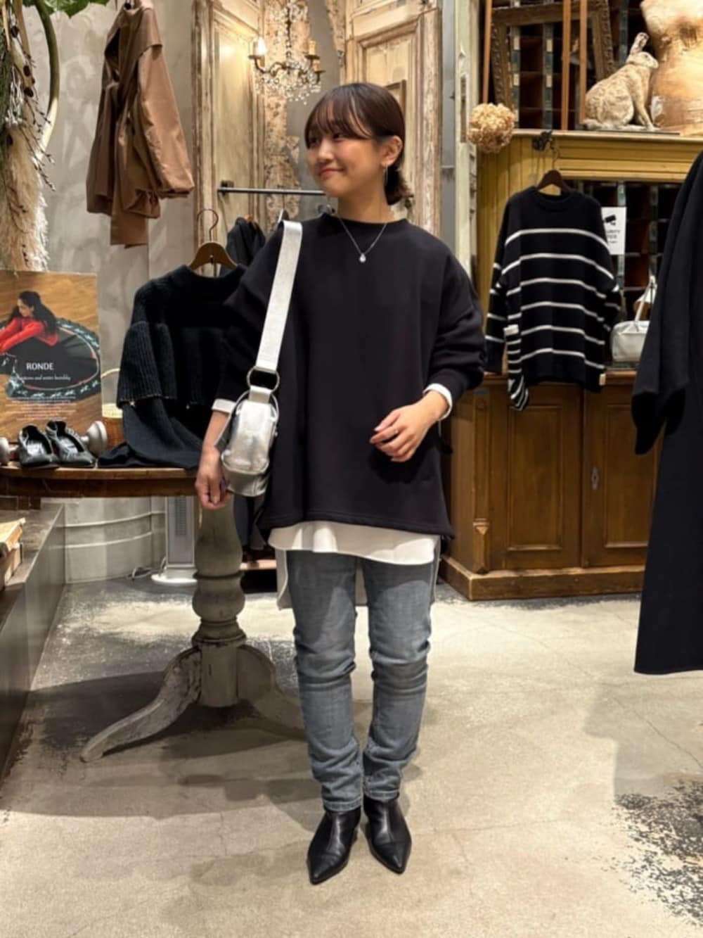 ブルー系のデニムパンツ、ホワイト系のシャツ/ブラウス、ブルー系のTシャツ/カットソーを着用したレディースの冬コーディネートの2枚目の写真