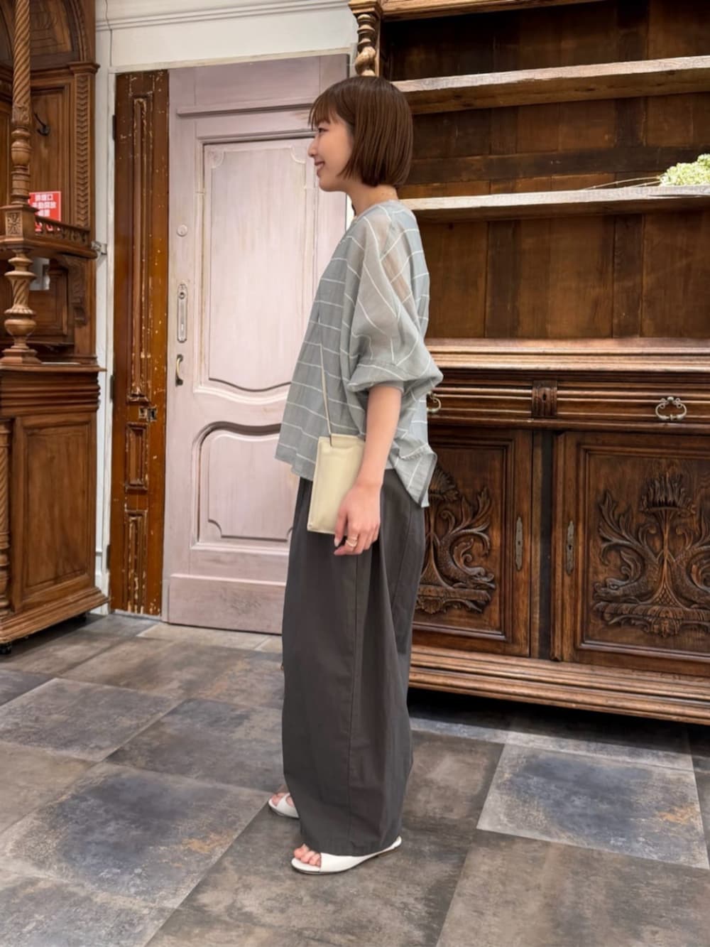 ホワイト系のショルダーバッグ、グレー系のシャツ/ブラウス、グレー系のその他パンツを着用したレディースの春コーディネートの5枚目の写真