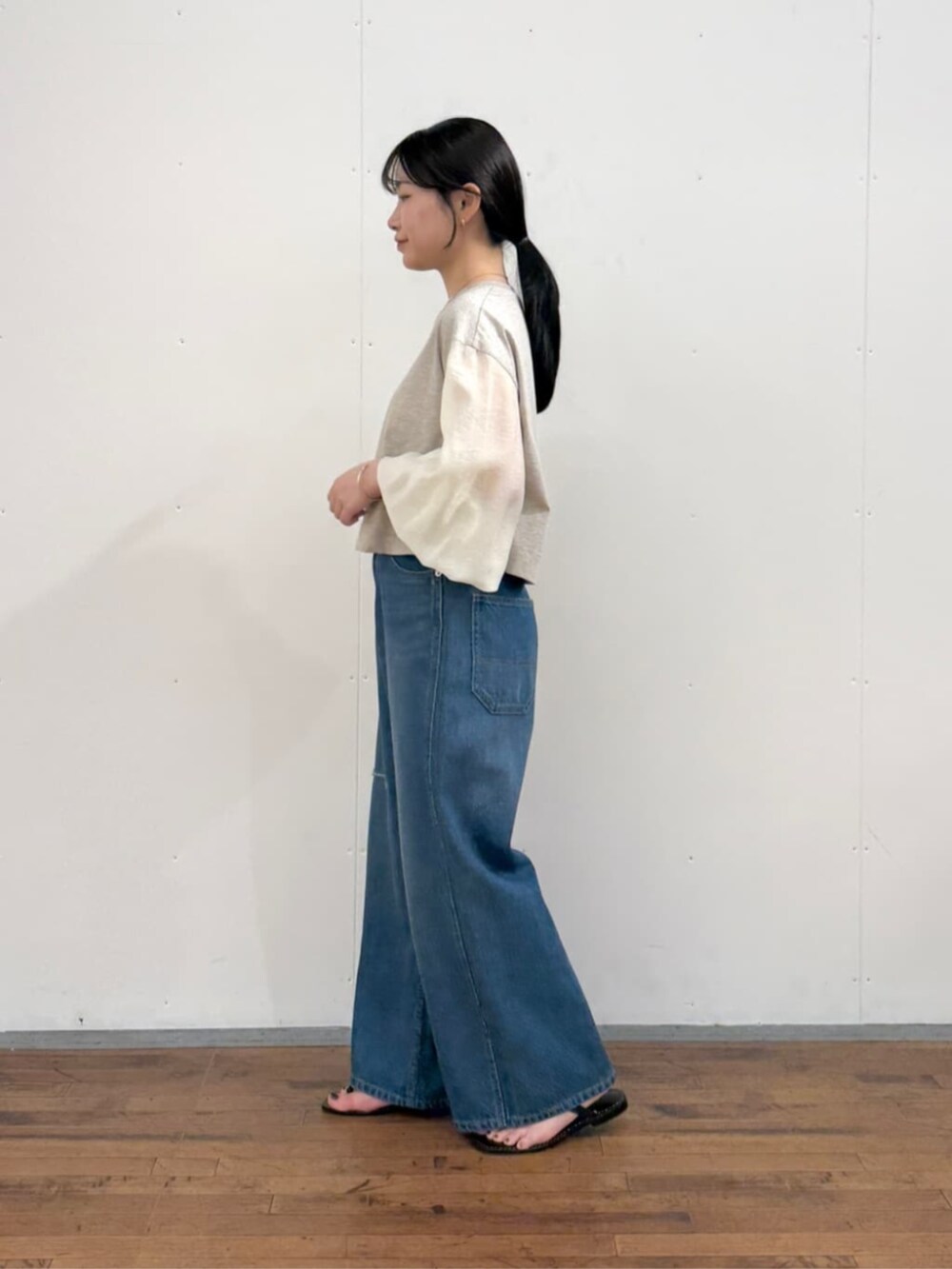 ブルー系のその他パンツ、ベージュ系のTシャツ/カットソーを着用したレディースの夏コーディネートの2枚目の写真