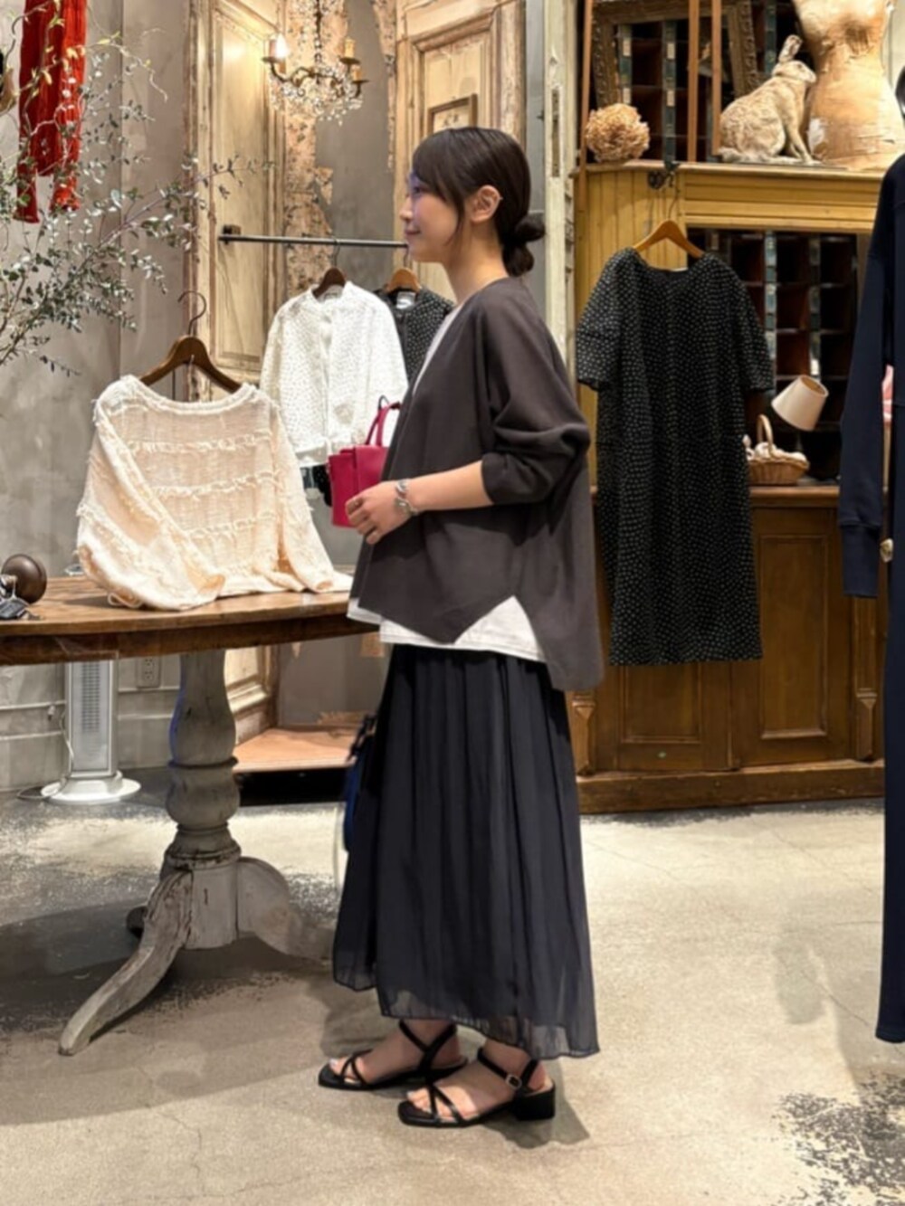ブラック系のその他パンツ、ホワイト系のシャツ/ブラウス、グレー系のカーディガン/ボレロを着用したレディースの春コーディネートの5枚目の写真