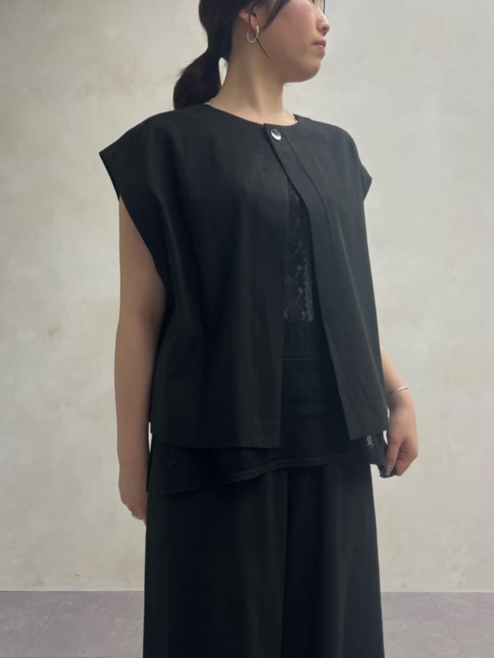 グレー系のボストンバッグ、ブラック系のシャツ/ブラウス、ブラック系のその他パンツを着用したレディースの春コーディネートの5枚目の写真