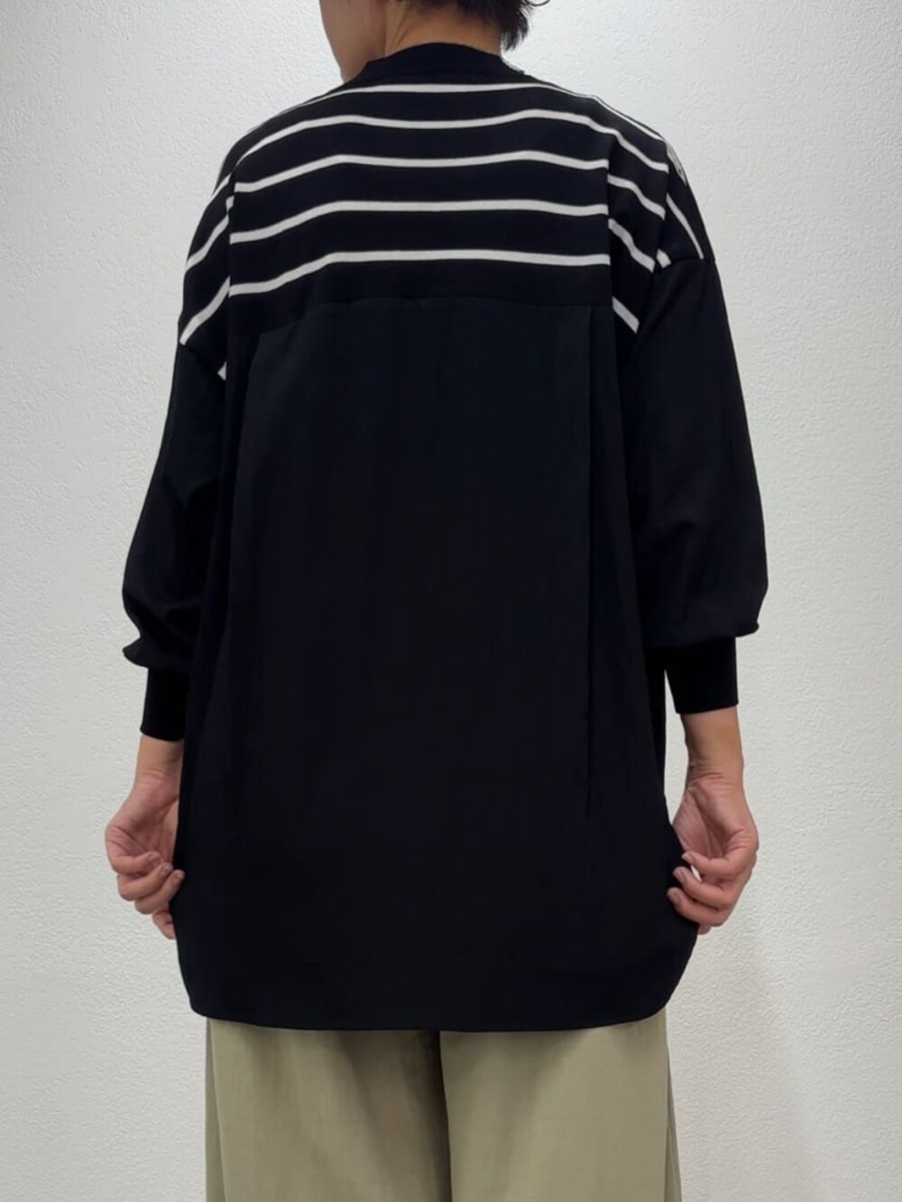 グリーン系のその他パンツ、ブラック系のニット/セーターを着用したレディースの冬コーディネートの5枚目の写真