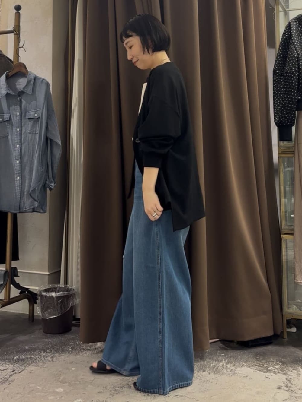 ブルー系のその他パンツ、ブラック系のその他アウターを着用したレディースの夏コーディネートの3枚目の写真
