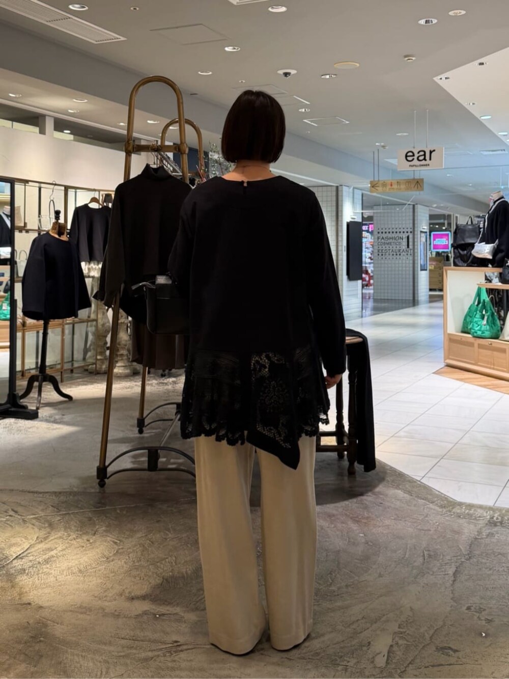 ベージュ系のその他パンツ、ブラック系のTシャツ/カットソーを着用したレディースの冬コーディネートの3枚目の写真