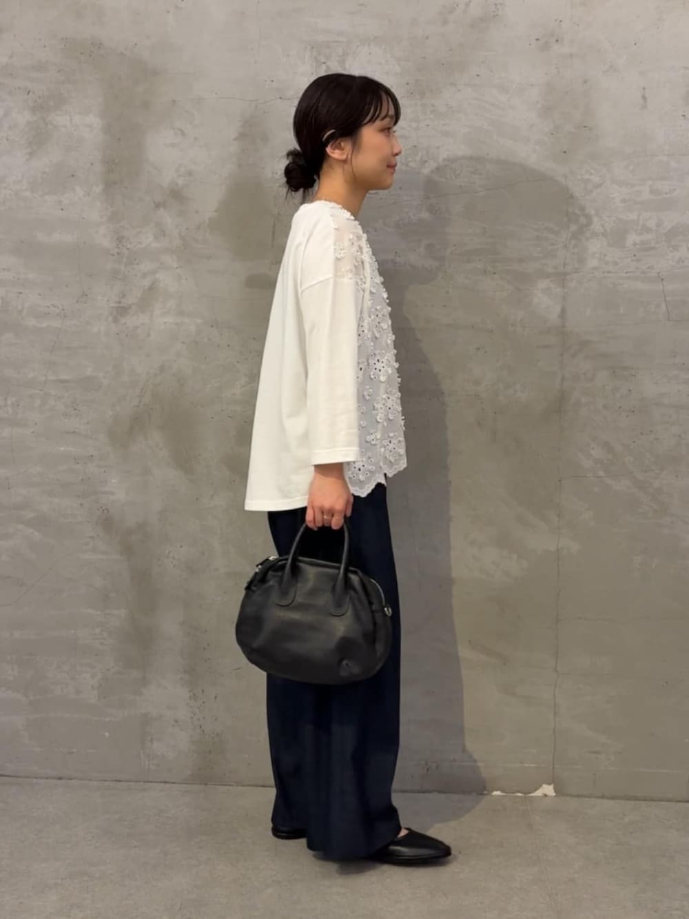 ブルー系のその他パンツ、ホワイト系のTシャツ/カットソーを着用したレディースの夏コーディネートの6枚目の写真